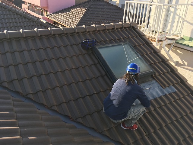 本巣市でトップライト(天窓)から雨漏りが発生し現地調査、原因はエプロンメンドの穴あきで差し替えをご提案